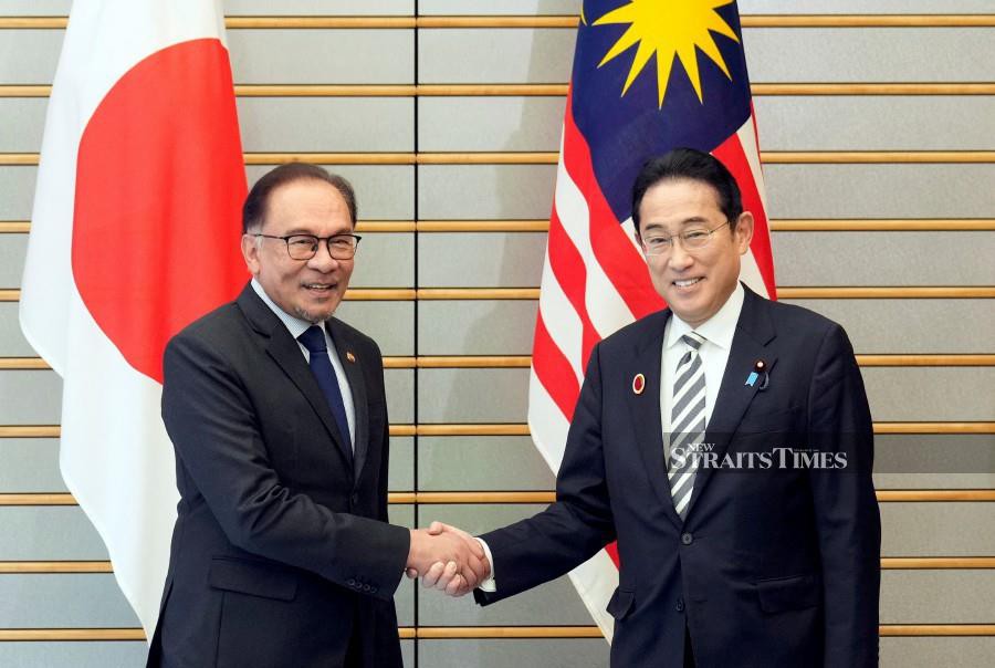 Japanese Prime Minister Fumio Kishida shakes hands with Malaysian Prime Minister Anwar Ibrahim at the start of their bilateral meeting at the prime minister's official residence in Tokyo, Japan. -REUTERS/FRANCK ROBICHON