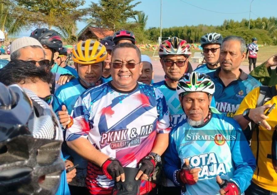 Kedah Menteri Besar Datuk Seri Muhammad Sanusi Md Nor took part in cycling charity ride event organised by Kedah State Development Corporation (PKNK) and other state government-linked companies atPantai Merdeka, Sungai Petani. -NSTP/ADIE ZULKIFLI