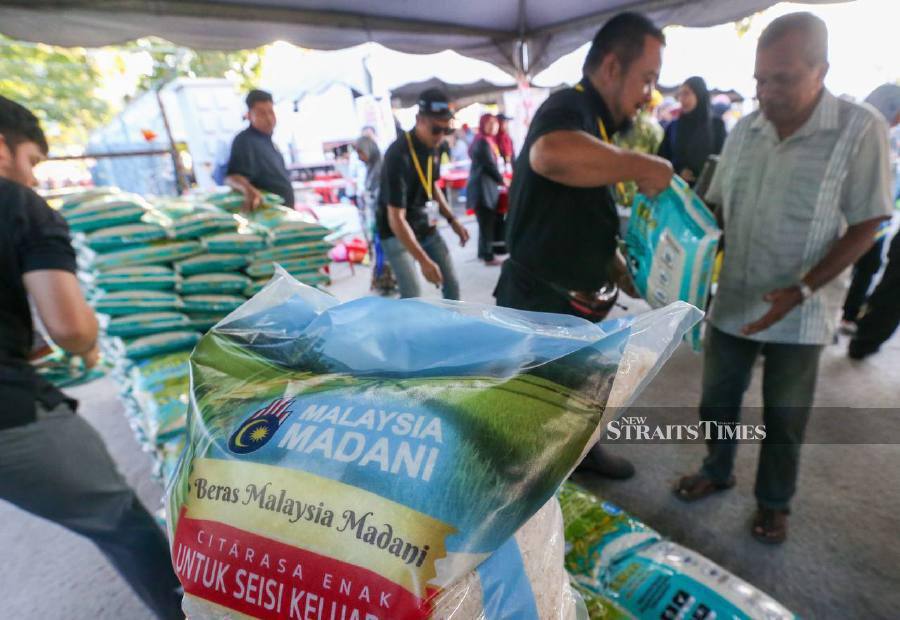 The Malaysia Madani white rice packs at the Madani Cheapest Sale in Penang. -NSTP FILE/DANIAL SAAD