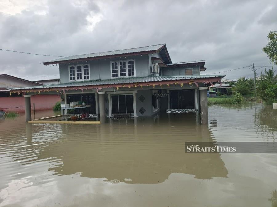 The number of flood victims in Sarawak increased to 402 people. -NSTP/MOHD ROJI KAWI
