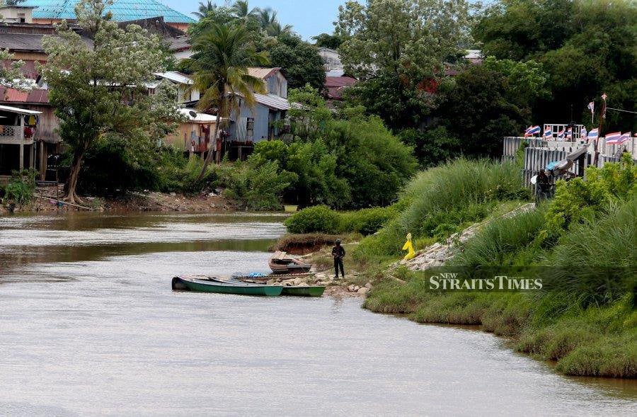 The proximity of houses near the Golok River presents a significant challenge for officials striving to minimise smuggling at the Kelantan-Thailand border. -NSTP FILE/NIK ABDULLAH NIK OMAR