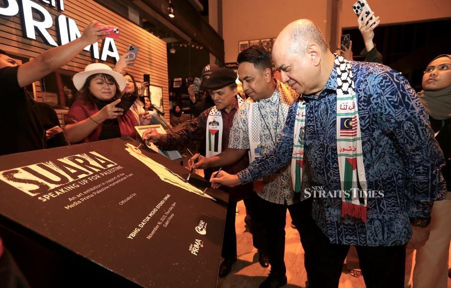 Media Prima Group chairman Datuk Seri Dr Syed Hussain Syed Aljunid (right) and Media Prima Omnia chief operating officer Datuk Mohd Efendi Omar (two from right) at the opening of Galeri Prima's charity art exhibition "Suara" symbolises the artists' response to the violence in Palestine. -NSTP/AMIRUDDIN SAHIB