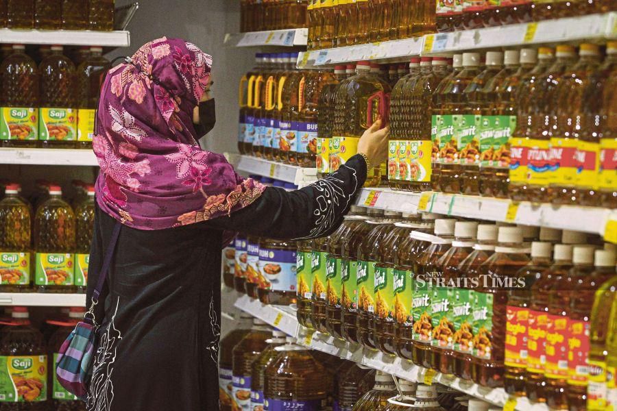 (FILE PHOTO) Domestic Trade and Consumer Affairs deputy minister Fuziah Salleh said in order to bolster transparency in targeted subsidies and curb potential misuse, the ministry is studying the option of raising the retail price of subsidised cooking oil. -NSTP FILE