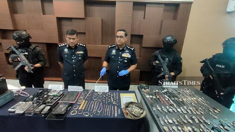 Kedah police arrested a serial lone armed robber responsible for numerous gold shop heists across Kedah, Perlis, and Penang since 2009. -NSTP/ZULIATY ZULKIFILI