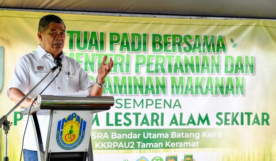 Agriculture and Food Security Minister Datuk Seri Mohamad Sabu after visiting the AU2 Taman Keramat Community Garden. -BERNAMA PIC