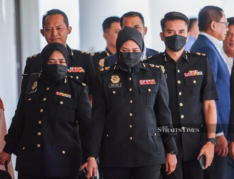 The Malaysian Anti-Corruption Commission (MACC) senior officer Nur Aida Arifin (centre), when testifying as the 49th prosecution witness admitted that several documents that she received through MLA from Singapore, Hong Kong and Switzerland were not handed over because they were deemed irrelevant to her investigation. -NSTP/ASWADI ALIAS