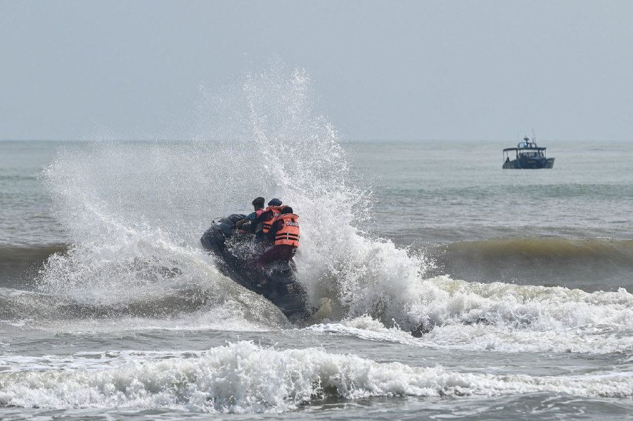 KUALA TERENGGANU: Firemen aided by members of the public brave the strong waves as they continue with the Search And Rescue (SAR) operation to find businessman Zulkarnain Mohamed Zubir, 44, who was reported to have disappeared after being swept away by strong currents at Pantai Batu Burok yesterday morning (Feb 18). -BERNAMA PIC