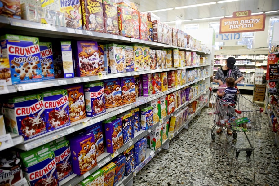 (FILE PHOTO) A woman shops at a supermarket in Jerusalem. -REUTERS/Ronen Zvulun