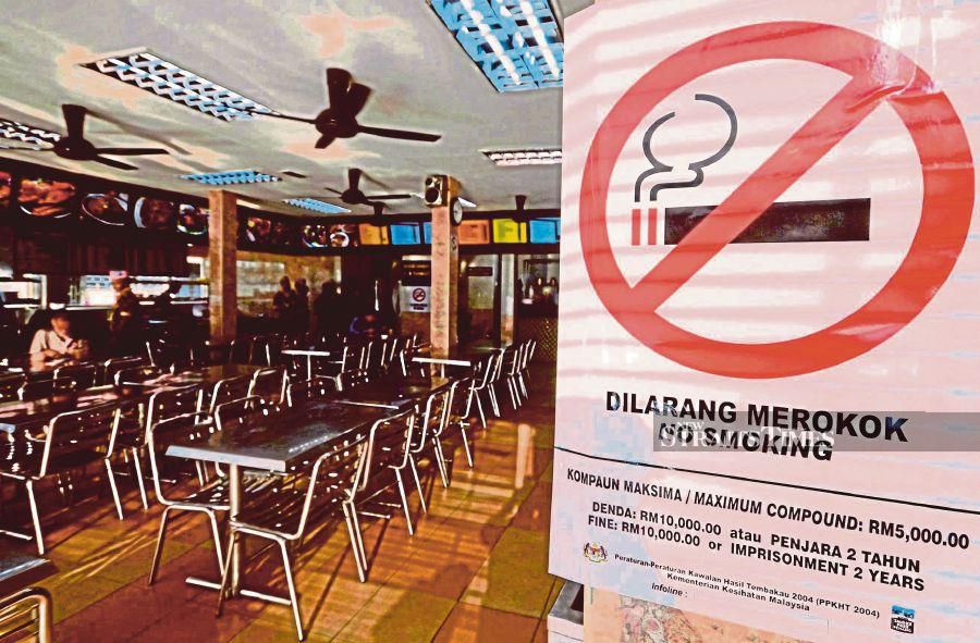 (FILE PHOTO) Designated smoking areas to be set up near eateries located in tight spaces. On Saturday, Health Minister Datuk Seri Dr Dzulkefly Ahmad the plan for designated areas for smoking was in line with practices in developed countries. -NSTP FILE