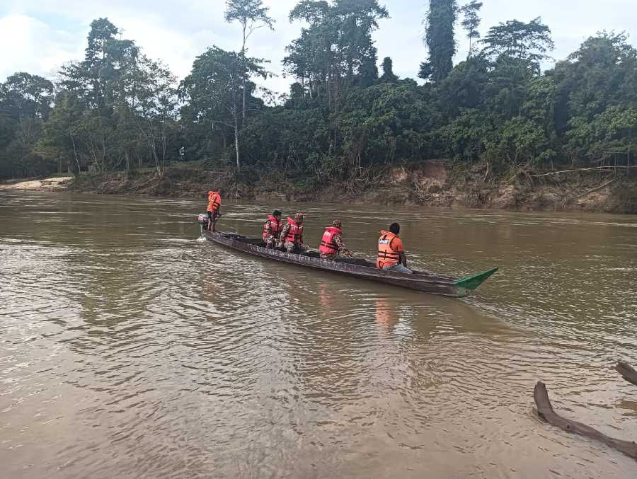 The remains of a 12-year-old boy who drowned in Sungai Tembeling near Kampung Kuala Sat, Jerantut was recovered today. -PIC COURTESY OF FIRE AND RESCUE DEPT