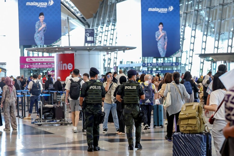 Two KLIA district police headquarters personnel are stationed at every level, including the arrival area at the third floor and the departure area at the fifth floor of Terminal 1, and personnel will be in full uniform armed with HK MP5 submachine guns. -BERNAMA PIC