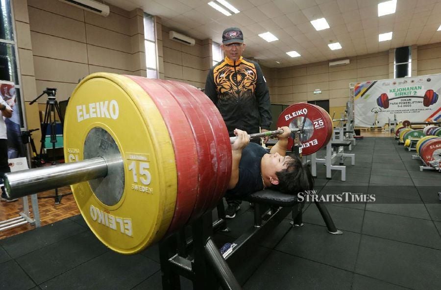 (FILE PHOTO) Para-powerlifter Bonnie Bunyau Gustin will have to put down his world title and focus on the task at hand. -NSTP FILE/SAIFULLIZAN TAMADI