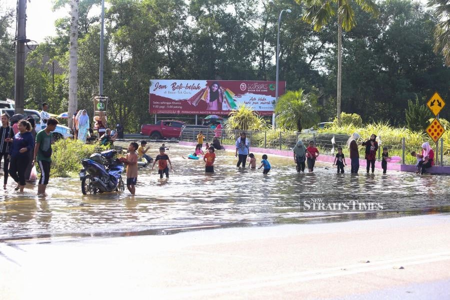 (FILE PHOTO) Kelantan recorded the first case of Covid-19 among flood victims. -NSTP FILE/NIK ABDULLAH NIK OMAR