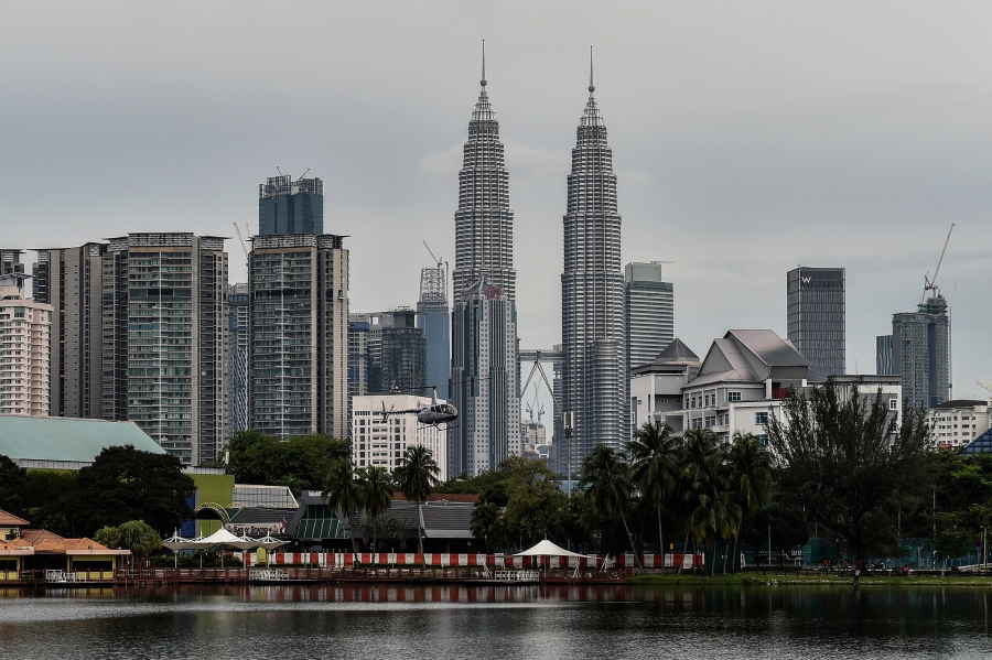 (FILE PHOTO) Malaysia’s gross national savings (GNS) recorded an increase of 19.1 per cent year-on-year to RM402.6 billion in 2021, compared to RM337.9 billion in the previous year. -AFP/Mohd RASFAN