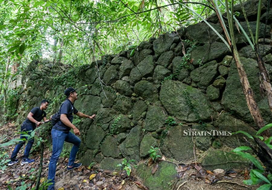 The presence of dozens of stacked stone structures of various sizes, forming walls over 20 metres long in Kampung Sungai Rusa raises the question of whether the area may have been a site of prehistoric human settlement. -NSTP/DANIAL SAAD