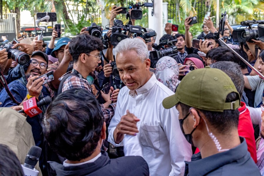 (FILE PHOTO) Presidential candidate and former Central Java governor Ganjar Pranowo (pic) shakes hands with supporters outside the TPN party headquarters. Two unsuccessful candidates in last week's Indonesian presidential election have urged Parliament to look into complaints of irregularities in the run-up to the event. -AFP/Mas Agung Wilis