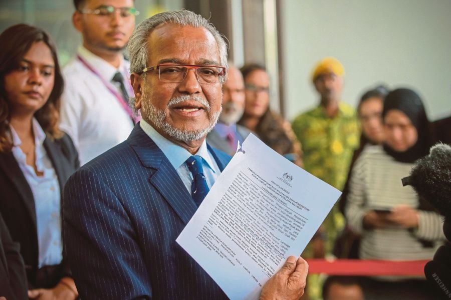 Tan Sri Muhammad Shafee Abdullah was questioned about the confidentiality of Datuk Seri Najib Razak's pardon letter, prompted by his recent action of showing it to media personnel during a press conference. -NSTP/ASYRAF HAMZAH