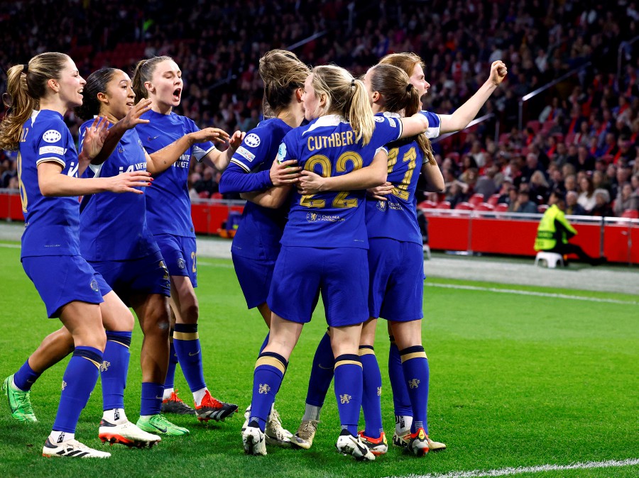 Chelsea's Sjoeke Nusken celebrates scoring their second goal with teammates. -REUTERS/Piroschka Van De Wouw