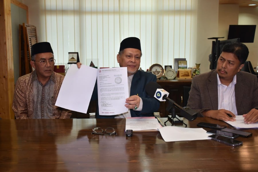 Kelantan state assembly speaker Datuk Mohd Amar Nik Abdullah said neither the state government nor the party that Azizi had represented could stop him from taking legal action. -BERNAMA PIC