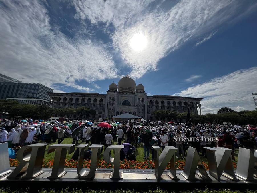 The Federal Court to resume hearing arguments on a constitutional challenge filed last year by a mother and daughter team alleging that 20 provisions of the Kelantan Syariah Criminal Code (I) Enactment 2019 are unconstitutional. -NSTP/RAHMAT KHAIRULRIJAL