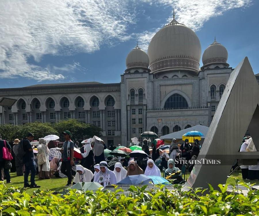 More than 1,000 people gathered in front of the Palace of Justice in Putrajaya to protest a constitutional challenge against certain provisions within the Kelantan Syariah Criminal Code. -NSTP/RAHMAT KHAIRULRIJAL