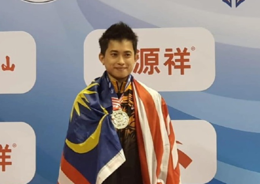Weng Son with his silver medal. -PIC CREDIT: FACEBOOK/WUSHU FEDERATION OF MALAYSIA