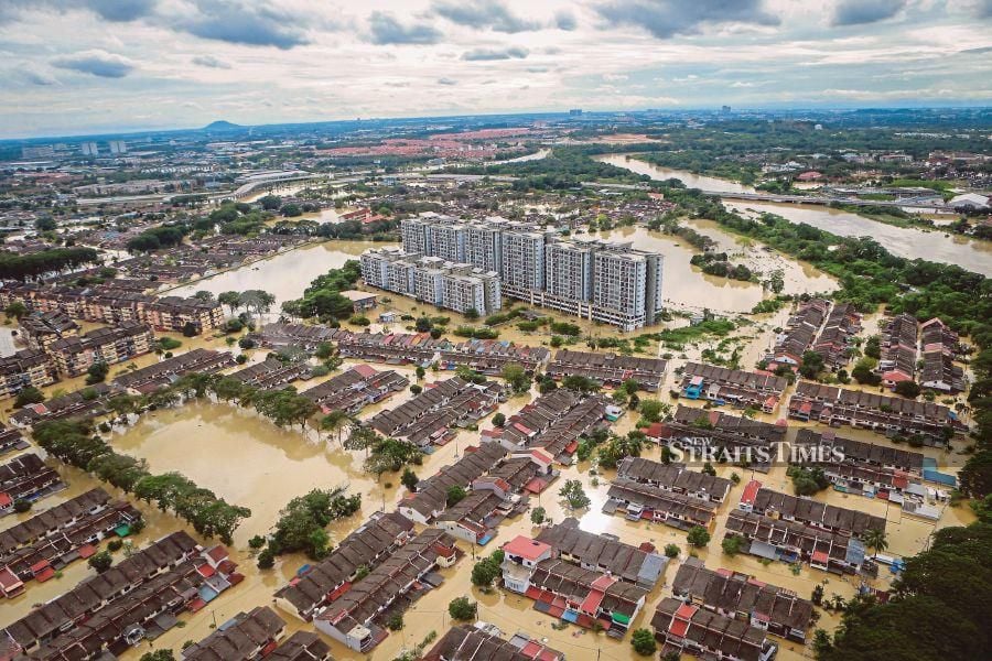 (FILE PHOTO) The big Selangor floods in 2021. A cosmetics company allegedly doubled as a flood mitigation consultant, syphoning millions of ringgit from a RM16 billion government flood mitigation project intended to address flooding across the country. -NSTP FILE/ASYRAF HAMZAH