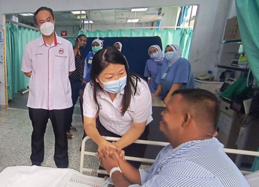 Social Development, Welfare, and Non-Islamic Affairs Development Executive Councillor Lim Siew Khim visited the disabled youth at the Burns Care Unit, Penang Hospital. -PIC COURTESY OF YB LIM SIEW KHIM