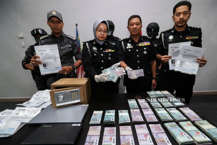 Kelantan Immigration Department believes its has crippled a syndicate offering fake United Nations High Commissioner for Refugees (UNHCR) cards with the arrest of two Myanmar nationals. -NSTP/NIK ABDULLAH NIK OMAR