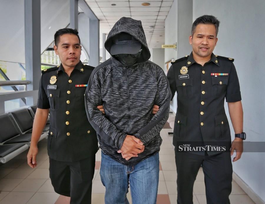 An immigration officer pleaded not guilty at the Seremban Sessions Court to 10 counts of receiving bribes totaling RM7,600 from 2018 to 2022. -NSTP/AZRUL EDHAM