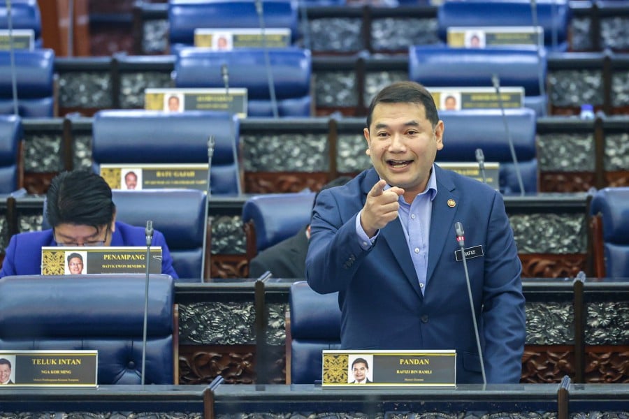 Economy Minister Rafizi Ramli, in Dewan Rakyat, rejected a suggestion by an opposition member of parliament (MP) that the position of finance minister and prime minister should not be held by the same person. -BERNAMA PIC
