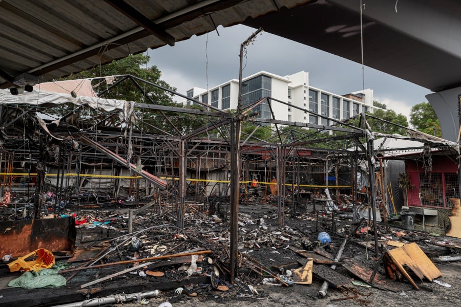 The fire resulted in numerous traders suffering losses as 20 lots of stalls and the gym were destroyed. -BERNAMA PIC