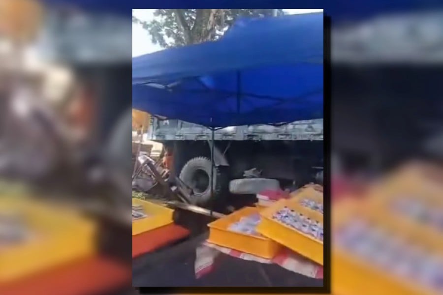 Screen grab of a video showing a truck accidentally crashed into a row of stalls in AU2 Taman Keramat.