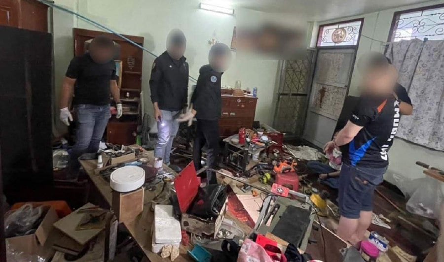 Two best friends were nabbed by the Thai police in possession of methamphetamine pills and ice tablets in a raid raid at a house in the sub-province, bordering Kelantan. -PIC COURTESY OF THAI POLICE
