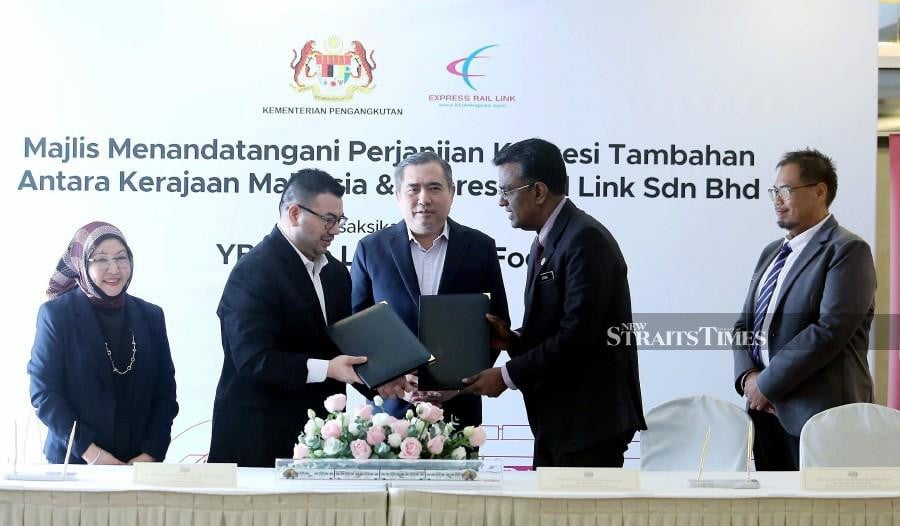 Transport Minister Anthony Loke Siew Fook (centre) witnessed the signing of a new 30-year concession agreement with ERL. -NSTP/SAIFULLIZAN TAMADI