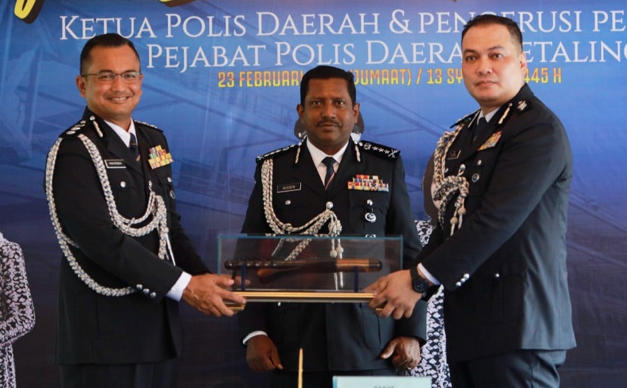 Petaling Jaya police chief Assistant Commissioner Mohamad Fakhrudin Abdul Hamid (left) has been described as an outstanding chief by his former superior, Selangor police chief Datuk Hussein Omar Khan. -BERNAMA PIC