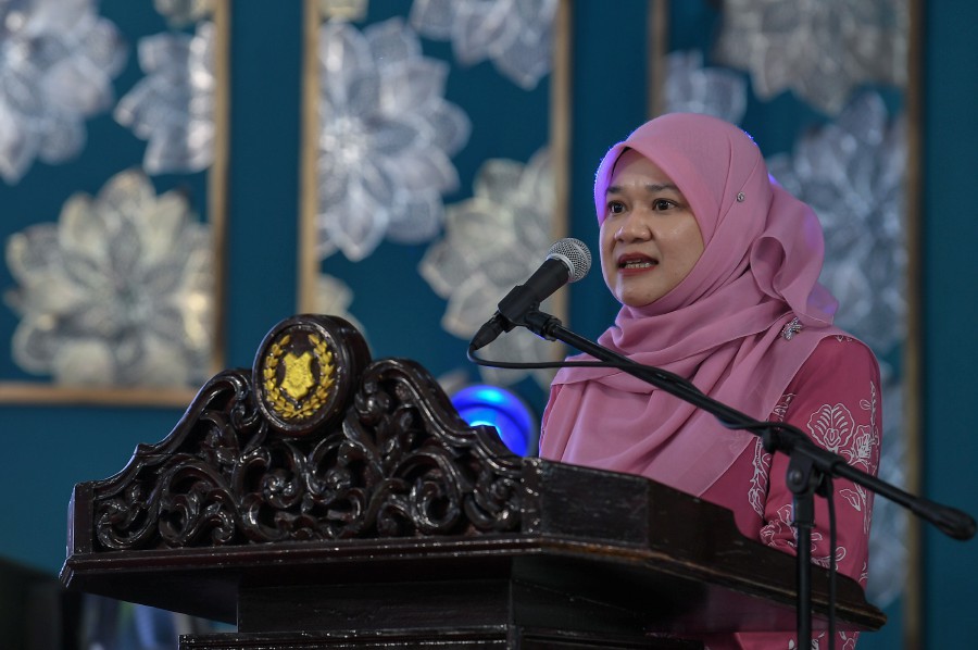 Education minister Fadhlina Sidek speaking at the proclamation ceremony of SMK Arau as SMK Syed Hussein by the Regent of Perlis, Tuanku Syed Faizuddin Putra Jamalullail. -BERNAMA PIC