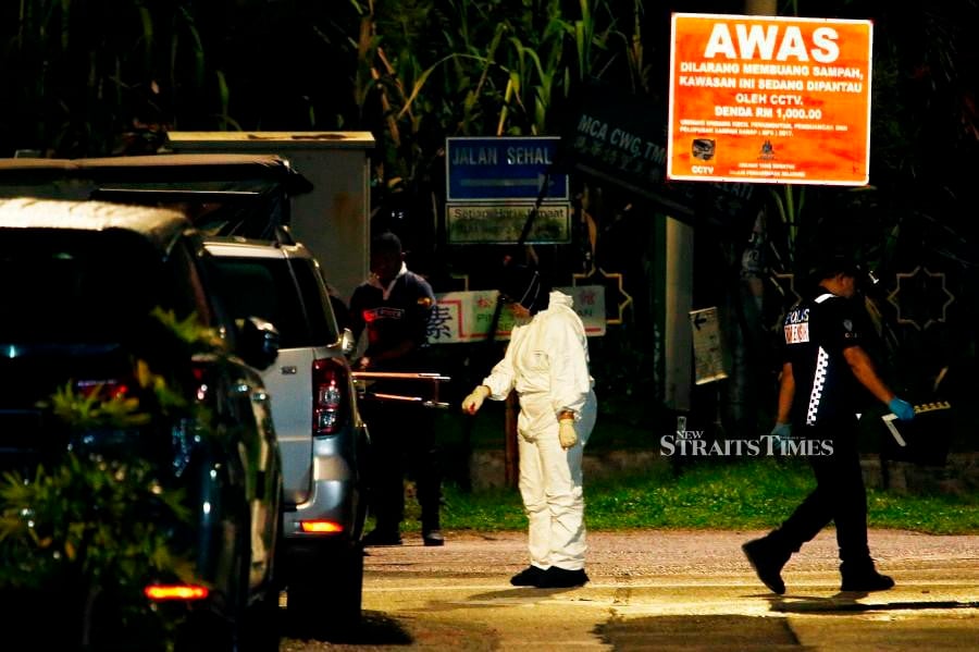 Police Forensic Unit conducted investigation around the area of ​​three criminals who were shot dead by police officers in Taman Selayang Jaya, Selayang. -NSTP/AIZUDDIN SAAD