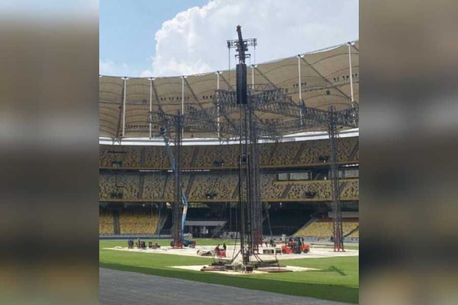 The Malaysia Stadium Corporation (MSC) said they had “moved” 1,900 square metres of grass to make way for stage and audio works for tonight’s Ed Sheeran concert at the National Stadium. -AGENCY PIC