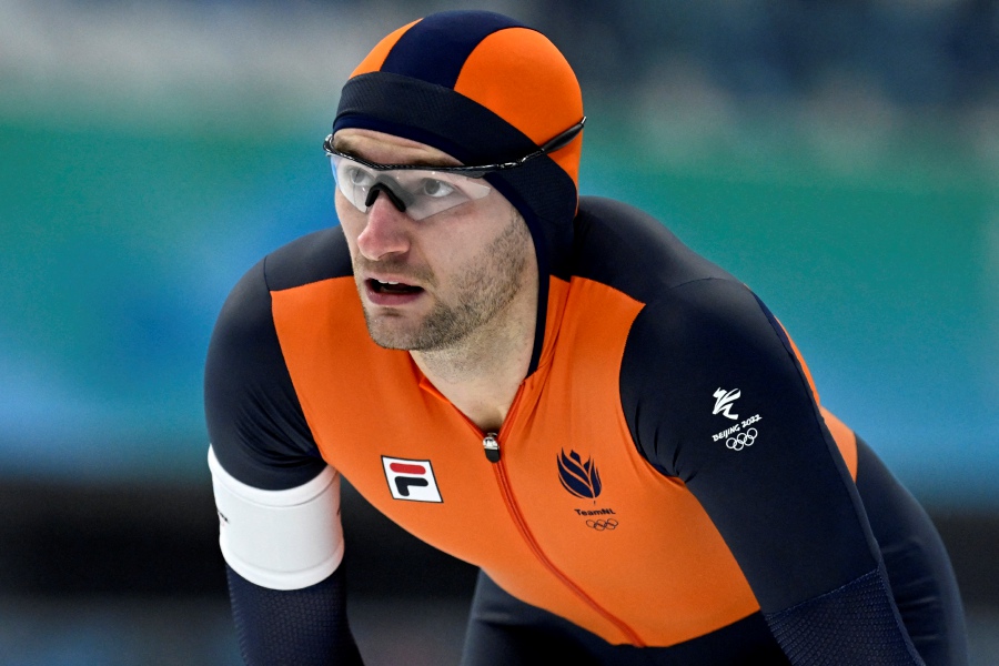(FILE PHOTO) Netherlands' Thomas Krol competes in the men's speed skating 1000m event during the Beijing 2022 Winter Olympic Games at the National Speed Skating Oval in Beijing. Krol on Friday announced his retirement from speed skating with immediate effect and the start of a study to become a pilot. -AFP/WANG Zhao