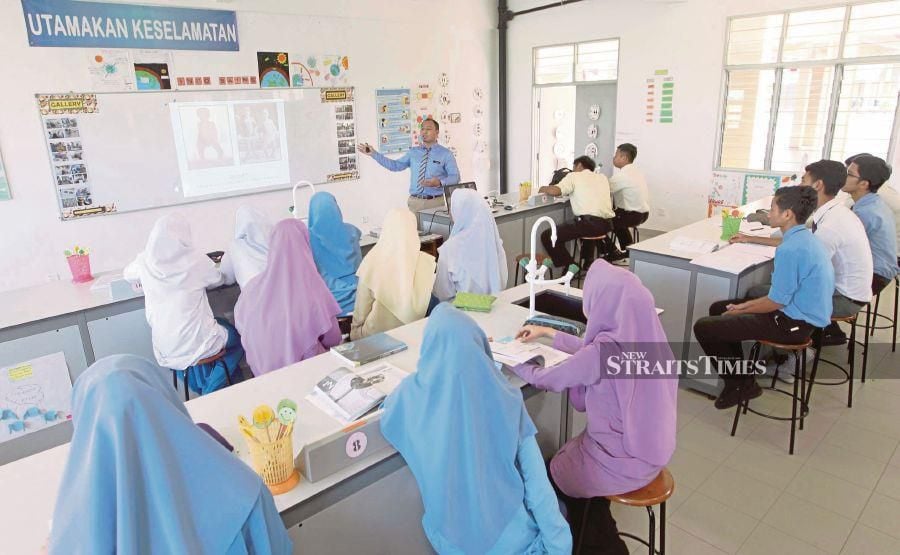 (FILE PHOTO) There should be a paradigm shift in the way that schools are running the Dual Language Programme (DLP) to both promote students to be proficient in both English and Malay and to increase mastery of Mathematics and Science subjects. -NSTP FILE