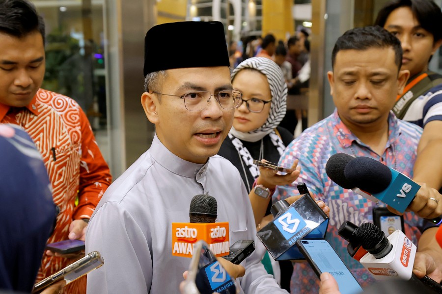 Communications and Digital Minister Fahmi Fadzil attended the thanksgiving ceremony in conjunction with the one year anniversary of the Madani Government’s administration. According to Fahmi, economic issues and increasing people’s income will continue to be the focus of the Unity Government. -BERNAMA PIC