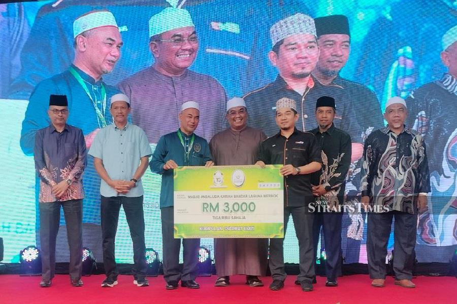 Datuk Seri Muhammad Sanusi Md Nor (centre) at the launch of Andalusia Mosque’s 10 years’ anniversary celebration in Bandar Laguna Merbok. -NSTP/NOORAZURA ABDUL RAHMAN
