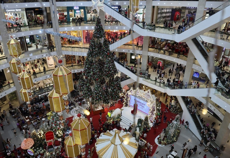 With less than 24 hours until Christmas, the city’s malls are alive with festive fervour as shoppers embark on a final quest for the perfect touches and preparations. - Bernama pic