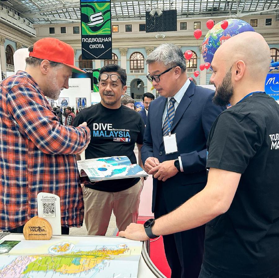 Malaysian ambassador to Russia, Datuk Cheong Loon Lai (second from right), talking to Igor Zaitsev (wearing cap), the editor of Russian dive magazine ‘Ultimate Depth’. -PIC COURTESY OF WRITER