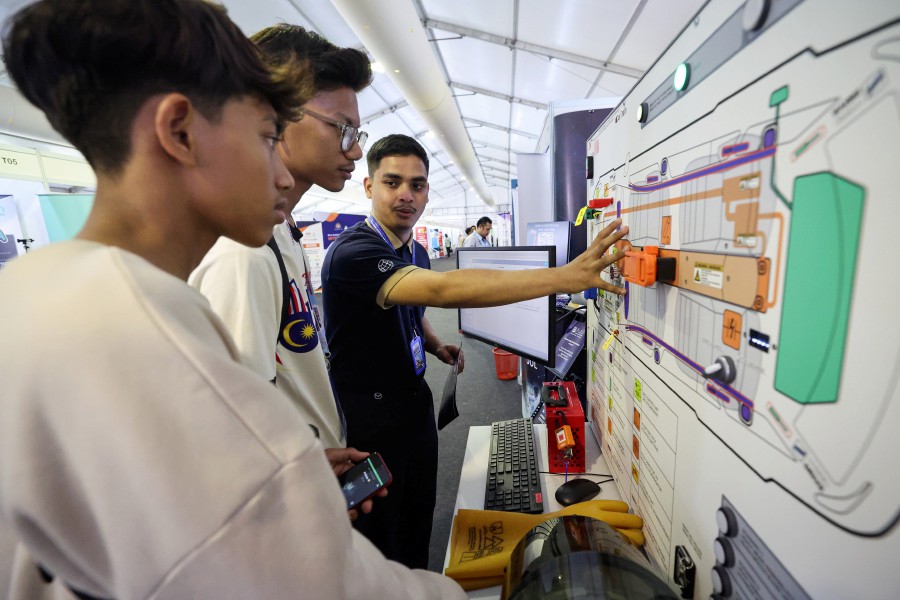 More than 2,000 job opportunities, with 30 per cent of them targeted to be filled directly, were offered to visitors at the Career Exhibition Room at the Central Zone Madani Rakyat Programme at the Kuala Selangor Sports Complex. -BERNAMA PIC
