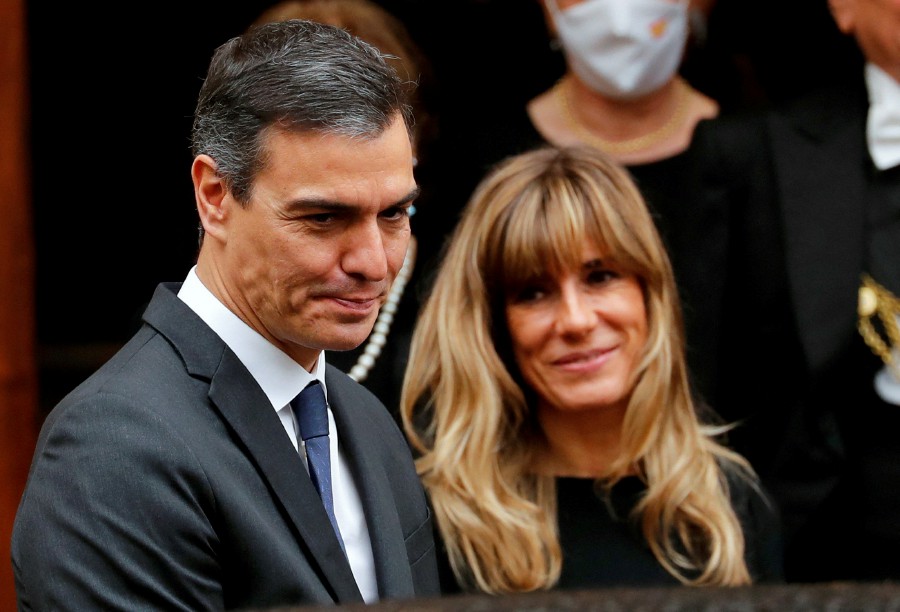 (FILE PHOTO) Spanish Prime Minister Pedro Sanchez and his wife Maria Begona Gomez Fernandez. -REUTERS/Remo Casilli