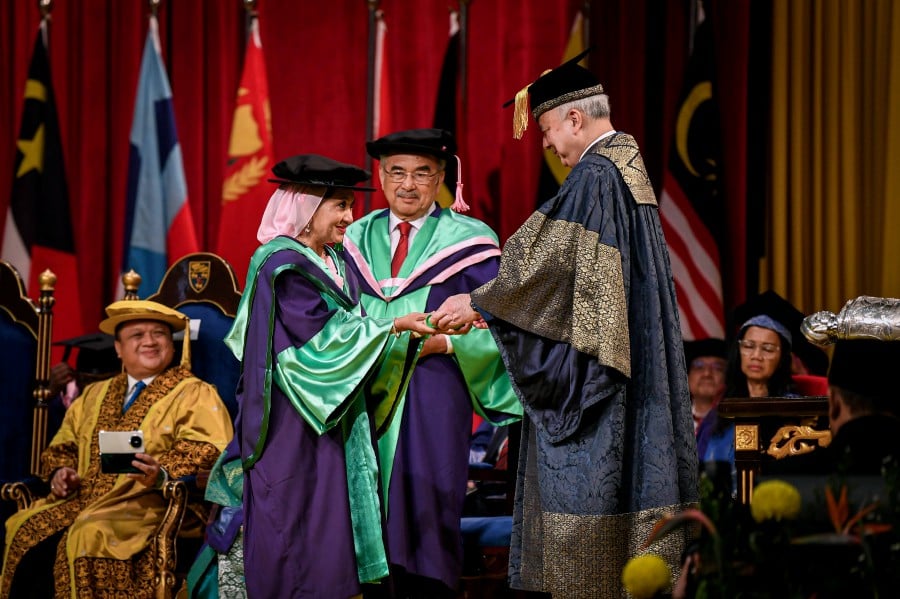 Yang Dipertua Negeri Melaka Tun Dr Mohd Ali Mohd Rustam and the Raja Puan Muda of Perlis Tuanku Dr Hajah Lailatul Shahreen Akashah Khalil were today awarded the doctorate degree by Universiti Malaya (UM) for their respective scholarly research. -BERNAMA PIC