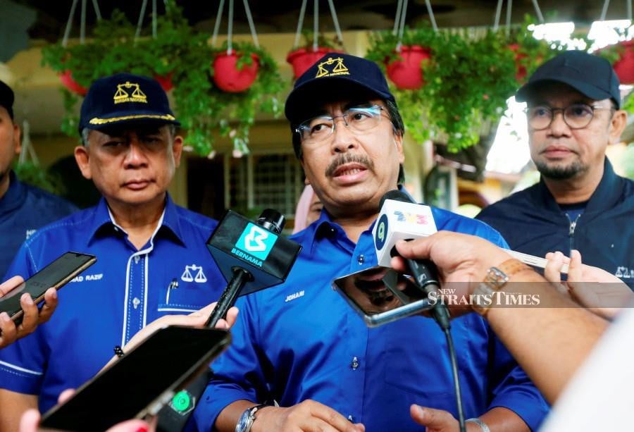 Umno vice-president Datuk Seri Johari Abdul Ghani (centre) said prior to the by-election, all the eight parliamentary seats including Kemaman and the 32 state seats belonged to Pas, but now, is the time to make a difference. -NSTP/ROHANIS SHUKRI