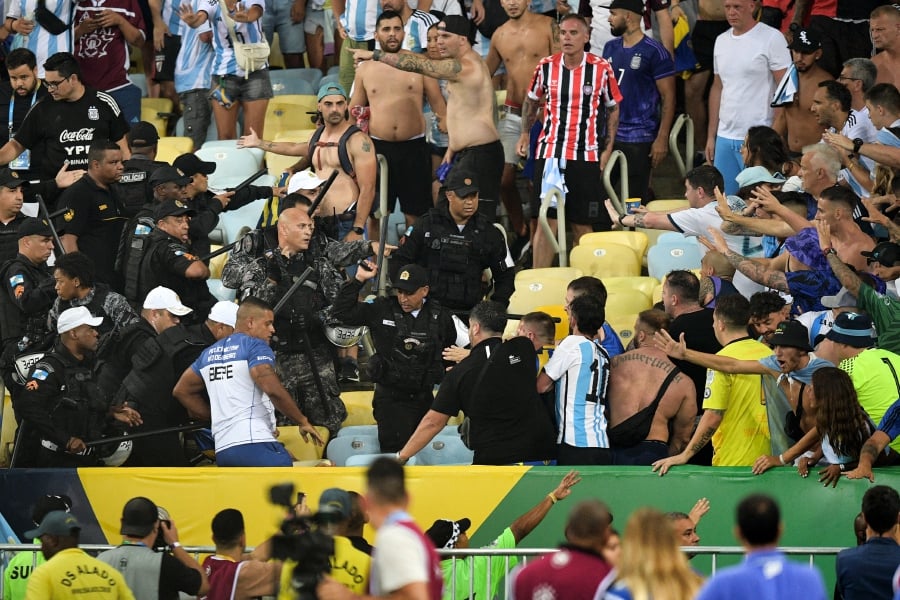 Fans of Argentina clash with Brazilian police before the start of the 2026 Fifa World Cup South American qualification football match between Brazil and Argentina at Maracana Stadium in Rio de Janeiro, Brazil, on November 21, 2023. -AFP/CARL DE SOUZA